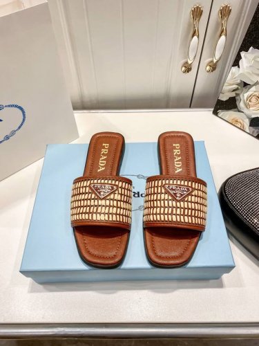 橙子出厂价p prada 普拉达 春夏新款 编织平底拖鞋 一字拖 沙滩鞋 凉拖 酒椰纤维编织 标志性金属三角标搭配古沙滩凉鞋造型 每一个设计元素都踩在时髦点上