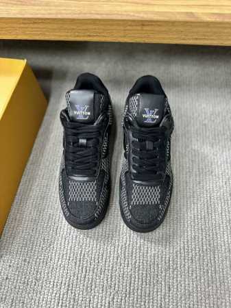 Lv 路易威登、高端奢品，官网专柜同步、经典休闲鞋，鞋面：进口原版彩色面料材质打造，鞋舌饰有lv字母，搭配原版大底。舒适耐穿，做工精细、实物拍摄 Size：39 - 点击图像关闭