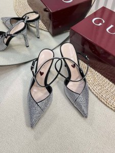gucci 24Ss春夏新款 G家尖头满钻交叉V型系列，经典再现，简约设计高雅品质，鞋面以真丝贴钻材料匠心打造，鞋面缀饰满钻绚亮眼，后带着釆用松紧带五金品牌扣设