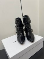Isabel Marant 2024 ｜秋冬秀款褶皱织皮短靴 秋季秀场不断重复出现的流苏、皮革等元素带给人浓浓的都市猎人的感觉 法国时髦品牌 独特设计风格织皮靴