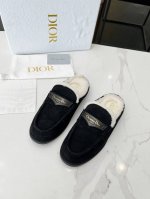 DIOR CHRONO 迪奥高版本24ss专柜新品. 原版购入. 原版开发1:1做货. 耀眼经典百，集优雅复古可爱于一身。 材质 面料：进口开边珠 内里：牛里
