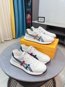出厂价P Fendi 芬迪经典舒适男士，这款复杂的运动鞋是由柔软的小牛皮真皮内里原版超轻橡胶材质粗纹大底 这种独特的轻薄风格适合这个季节的随意而精致的感性，上脚