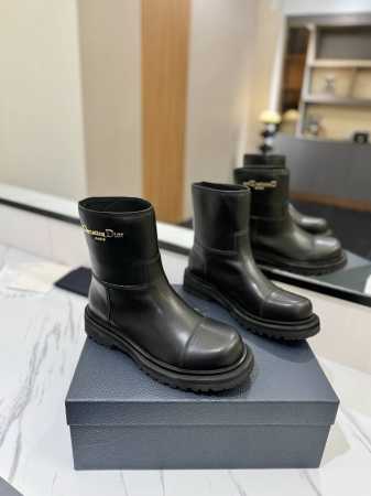Dior 迪奥 24秋冬新款 靴 马丁短靴 简约高级采用别具一格的设计元素打造醒目的外观。采用牛皮革打造，可轻松穿脱。从 book tote 手袋汲取灵感，顶 - 点击图像关闭