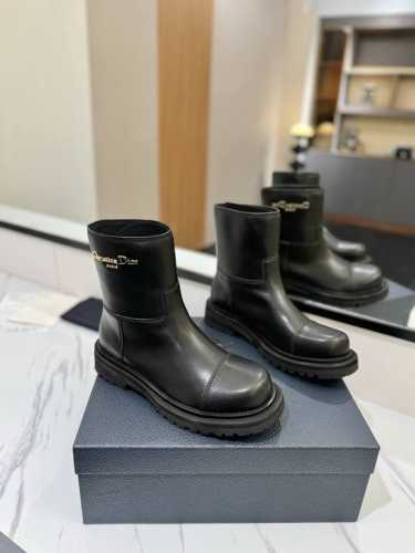 Dior 迪奥 24秋冬新款 靴 马丁短靴 简约高级采用别具一格的设计元素打造醒目的外观。采用牛皮革打造，可轻松穿脱。从 book tote 手袋汲取灵感，顶