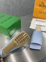 Bottega Venet*22*S葆蝶家方头㊣一字拖 天蓝 春夏大肆式主打 延伸鞋底超过脚长 原版开发 像一把“铲子” 有棱有角 定染彩色小羊皮鞋面 力求配色