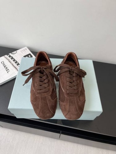 prada 普拉达 25Ss春夏新款 德训鞋 休闲鞋 精工制造 缝线均匀 皮质质感一览无余 多色拼接 时尚大方 柔软舒适透气 外侧饰有prada字母徽标 搭配织