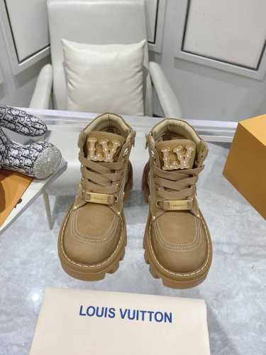 路易威登厚底情侣款高帮皮鞋 王鹤棣同款 超多明星网红种草 原版购入开发 做货 路易威登春夏走秀款 品牌logo点缀鞋面多层针车走线设计 面料: 原版进口粒面牛皮