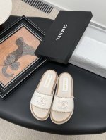 Chanel 25K新款双C链条拖鞋 这一季的蜜儿拖上脚太好看了 上脚巨显细长 灰常滴高级！ 鞋面牛皮 内里羊皮 Size:35-39 其他码数定做