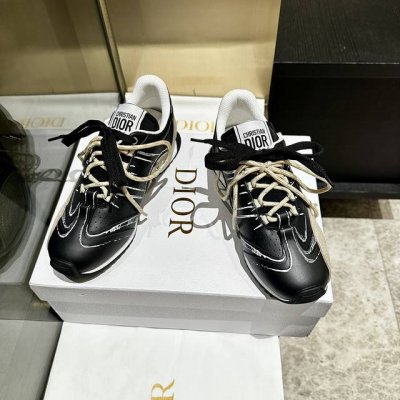 独家发售，工厂价格 、2025、系列新品这款 Dior、C ' est 运动鞋彰显醒目而时尚的风范。精心制作，鞋面3D打印设计风格搭配超级时尚，细节也增添一丝优