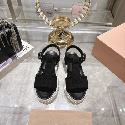 出厂 Miu Miu 25Ss春夏新款松糕厚底帆布罗马露趾休闲凉鞋 质感非常高级 厚底设计非常容易驾驭穿搭 搭配袜子 更显新潮 ！大长腿利器 超级推荐！ 鞋面采