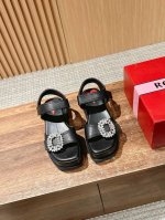 罗杰维维亚新款皮革坡跟凉鞋 本款凉鞋以纳帕皮革制成 鞋面点缀闪耀钻扣 内底嵌以心形图案 裹皮革坡跟设计尽显高挑身姿 轻松为夏日都市装束增添维维亚风情 Size