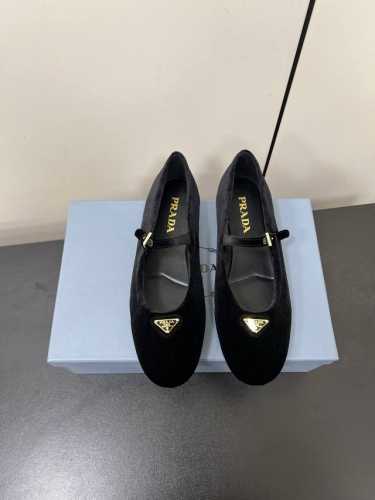 天鹅绒 PRADA 25ss 普拉达秋冬新品 实力来袭 玛丽珍单鞋 芭蕾舞鞋超级爆系列爆品，各大网红明星乔欣，程潇，同款圆头三角扣 玛丽珍单鞋 ！时髦百搭nic