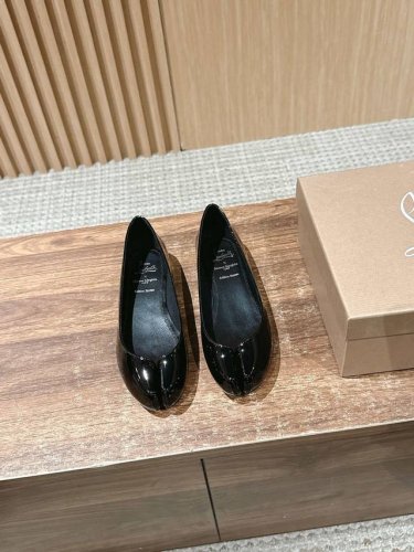 克里斯提 鲁布托联名马吉拉分趾平底鞋 Maison Margiela 与 Christian Louboutin 推出首个联名鞋履系列 全新合作以两种互相交融的