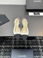chane+L 经典Slingback 小香后空凉鞋 就像Coco香奈儿女士说的：流行稍纵即逝，但风格永存！这双后空鞋就是香家经典中的经典！双色搭配，简约精致，
