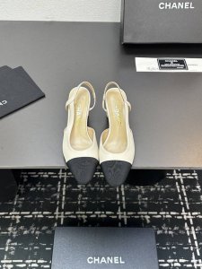 chane+L 经典Slingback 小香后空凉鞋 就像Coco香奈儿女士说的：流行稍纵即逝，但风格永存！这双后空鞋就是香家经典中的经典！双色搭配，简约精致，