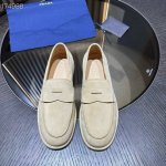 prada 这款柔软皮革乐福鞋配以皮革衬里 塑就摩登廓形 正面涂珐琅金属三角形徽标装饰引人注目 饰带 饰涂珐琅三角形徽标 鞋头盖配箍缩接缝 轻质橡胶鞋底 鞋跟高
