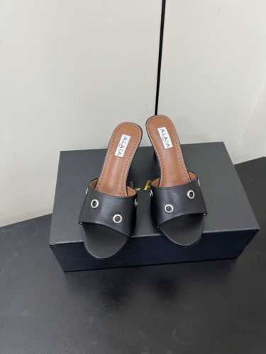 Alaia 阿莱雅 小众潮牌 25Ss春夏新款 细跟拖鞋 这品牌这不用多说 是近两年最火之一的品牌 几乎博主人手一双 春天的季节就要到了 推荐这款随性又不乏设计