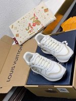 新款 专柜同步飞机盒包装 louis vuitton ss24 new arrival～Lv 2024春夏 new runaway 运动鞋 原版9060 购入，