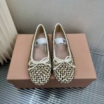 顶级版本 miumiu ss24 new arrival miu家2024早春新款芭蕾舞鞋 经典的鞋型，不同的材质呈现出不同的韵味 真丝布Bling水钻 钉点缀