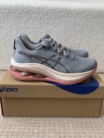 情侣款 Asics Gel-Kinsey Max该款 Asics Gel-Kinsey Max 采用全新的Hybrid-Gel缓震胶 以减轻重量并将缓震的回弹性