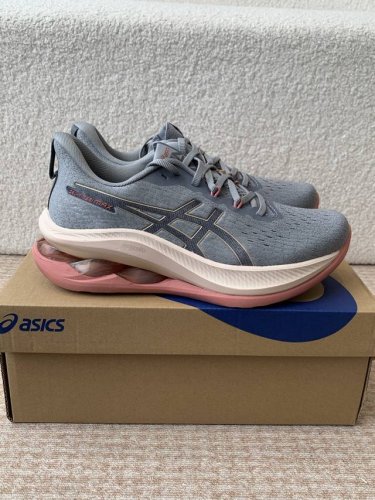 情侣款 Asics Gel-Kinsey Max该款 Asics Gel-Kinsey Max 采用全新的Hybrid-Gel缓震胶 以减轻重量并将缓震的回弹性