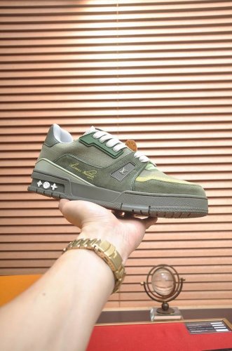 出厂价p 原版开发 品质出货 欢迎对比 Lv板鞋系列 lv Trainer Maxi运动鞋将成衣系列的宽松廓形引入Virgilabloh笔下的Lvtrainer