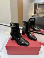 VALENTINO GARAVANIVLOGO TYPE ROSSO红V标志靴子 -钯金色调VLOGO TYPE镂空装饰 -侧面拉链开合 -V专柜最新款 顶级