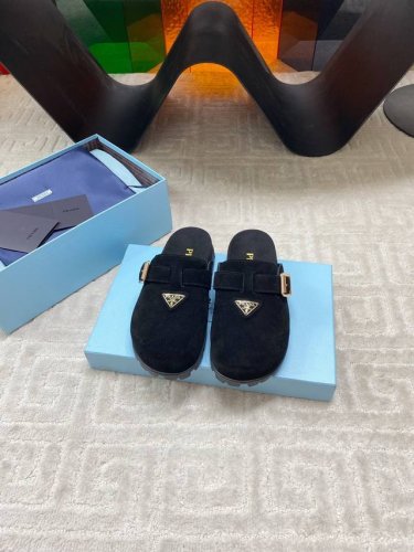出厂 prada普拉达早春新款三角标厚底勃肯包头穆勒拖鞋 顶级品质 好看到爆炸 舒适百搭 暴走不累 进口丝光牛反绒 牛皮 羊皮内里 私模Tpu大底 码数 35-
