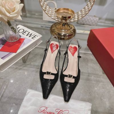 出厂 Roger Vivier 25新款Rv女鞋迷你饰扣后空凉鞋漆皮后袢带高跟鞋 迷你饰扣漆皮后袢带高跟鞋本款高跟鞋以闪亮漆皮制成 糅合众多品牌标志性元素 从品
