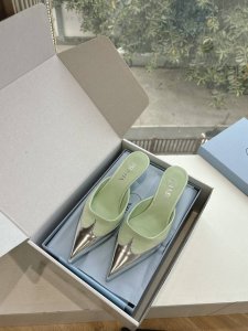 G887所见即所得代购级prada普拉达2025最新春夏新款玛丽珍穆勒拖鞋复古时髦前卫厚底鞋底搭配橡胶鞋面，让整双鞋轻便舒适 鲜艳色彩 满足不同风格时髦人士的多