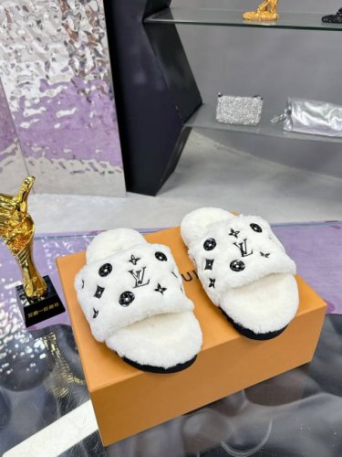 工厂直批： 飞机盒5 Louis vuitton 2024新款羊毛拖鞋满天星 工艺款 细柔软羊毛頂级品质纯皮毛一体直毛打造！超温暖的感觉，穿上仿佛踩在云朵上LV