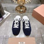 出厂 Miu Mi* 25Ss早春新款德训包头拖鞋 官网同步高版本！原版牛皮面料搭配精致芽边，每一寸皮质都透着低调的奢华感，穿上就是 不刻意的高级 。 可调节绑