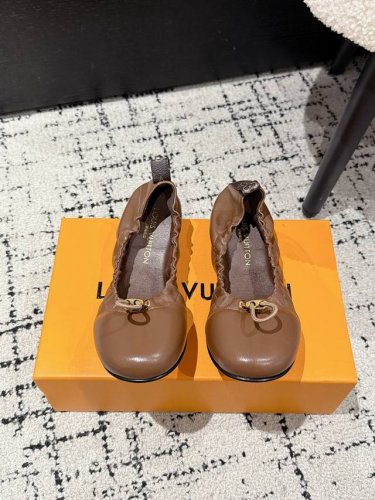 顶级版本 louis Vuitton Lv路易威登 25 春夏 锁扣 蛋卷鞋 简约精致 高级感满满 尽显优雅气质 上脚超好看 拉满了夏日美鞋绝绝子啊 鞋面 牛皮