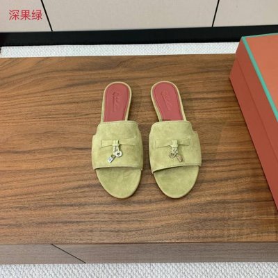Loro piana 代购级平底拖鞋。这款绒面拖鞋搭配饰有Loro Piana My Charms 吊坠的饰带，并饰以同色缝线。精致柔美，适合搭配都市和度假装束