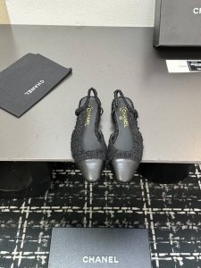 chane+L 经典Slingback 小香后空凉鞋 就像Coco香奈儿女士说的：流行稍纵即逝，但风格永存！这双后空鞋就是香家经典中的经典！双色搭配，简约精致，