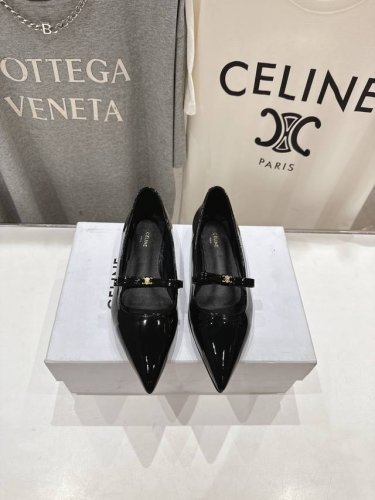 高版本出厂 Celine 赛琳25Ss 早春最美尖头蝴蝶结平底鞋玛丽珍单鞋～ 思琳标志性的五金扣高级优雅 上脚显瘦得来超有气质～百搭日常着用都是一绝的单品！小平