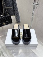 出厂 25Ss春夏新款Dior 迪奥D-Attitude 坡跟凉拖鞋交叉扣带防水台拖鞋 这款 Attitude Dior坡跟凉拖是二零二四冬季成衣系列新品，从复