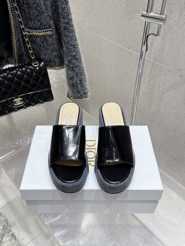 出厂 25Ss春夏新款Dior 迪奥D-Attitude 坡跟凉拖鞋交叉扣带防水台拖鞋 这款 Attitude Dior坡跟凉拖是二零二四冬季成衣系列新品，从复