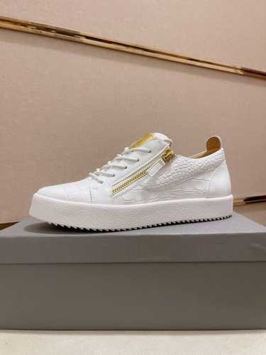 工厂价 Giuseppe Zanotti 朱塞佩 萨诺第，出身于著名的奢侈品王国意大利，品牌创始人是位不折不扣的潮人，牛皮鳄鱼纹鞋面工艺，舒适牛皮内里。其设计的