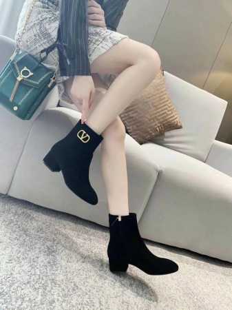 Valentino 华伦天奴秋冬女靴 独家款 时尚高端版本， 面料：进口羊反绒 内里垫脚：高端羊皮里 大底，意大利真皮大底 配金属V扣不生锈 码数34-41 3 - 点击图像关闭