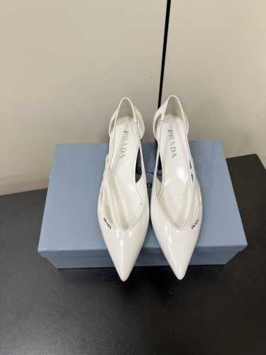 Prada 25ss 早春新款绝美尖头跟鞋 时尚界久违的极简之美经典时尚配色 毫不费力的优雅风来袭 时髦 精致 绝美 包头尖头 开边珠外穿时尚气质简约新款日常拖