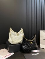 配折叠礼盒 期待己久的香奈儿托特 时尚感十足，实用性也毫不逊色 无论是逛街、学会还是工作，都能成为你的最佳搭档 尺寸26*29