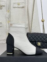厂价 CHANE* ｜小香23s秋冬新品 拼接缝线褶皱粗跟短靴 一眼就挪不开眼的好款！ 上脚马上自带拉长腿功能， 给你九头身美女超棒身材比例！！ 简约外形中双C