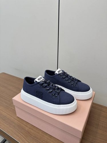 顶级版本 Miumiu｜ 缪缪2025新品刺绣厚底帆布鞋 顶级原版面料质感满满，搭配经典字母刺绣，刺绣Logog立体饱满，瞬间点亮整体造型，辨识度Up！Ip超轻