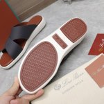 Loro Piana Tomori Sabot情侣款拖鞋 这款这款鞋履采用柔软的绒面牛皮革制成，质感丰富，通过loropiana标志性精湛手工技艺精制而成。以潜
