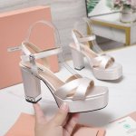 miumiuss最新款 国外供原板开模 跟高10Cm 水台3Cm 原板调楦 脚感线条都非常完美 面料：进口高级丝绸 内里 垫脚：羊皮 颜色六个颜色 大底：真皮大