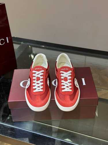 Gucc* 德训鞋24Ss春夏新品，男士运动鞋出货，这款运动鞋设计灵感源自意大利海岸的夏日风情和海滩俱乐部。低调内敛的互扣式双g巧妙呼应贯穿该系列的含蓄设计美学