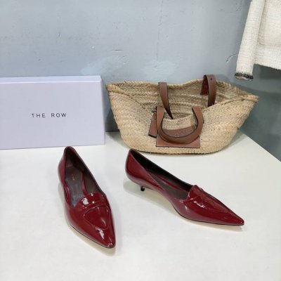 高品质出厂 ！小众潮牌The Row25春夏法式复古简易风尖头奶奶猫跟单鞋 ！ 复古气质女王 整个鞋型简约大气，很干净利落又好搭配！日常穿搭、约会聚会等也能轻松