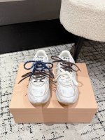 miumiu缪缪 25 最新走秀款 复古 做旧 休闲 运动 老爹鞋 原版购入开发 做货 这款运动鞋选用科技面料和绒面皮革匠心打造 超轻盈结构 将休闲元素和运动风