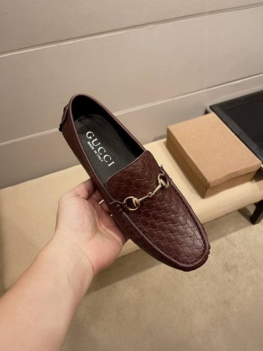 古驰 Gucci 1921年创立于佛罗伦萨 是全球奢侈品品牌之一 其独特的创意和革新风靡全球 古驰 永恒而经典 一直以来深受名门贵族及明星们的青睐 并成为世界上